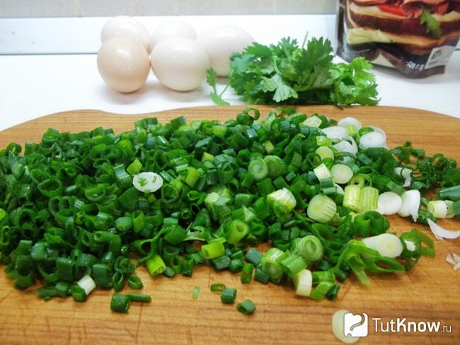 Зеленый лук мелко накрошен