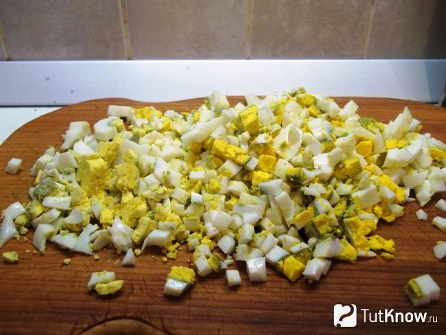 Яйца нарезаны кубиками