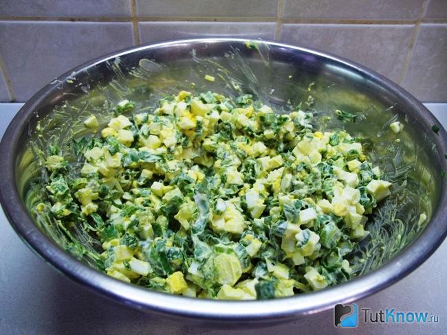 Готовый салат из яиц с зеленым луком и кинзой
