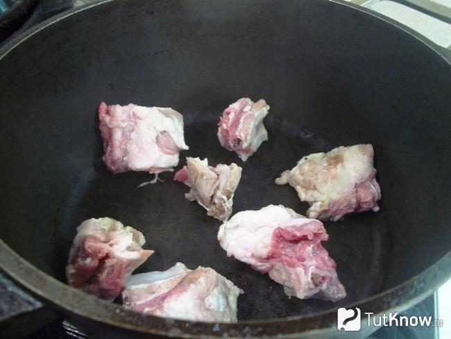 Мясо нарезано кусочками кусочками и отправлено в сковороду