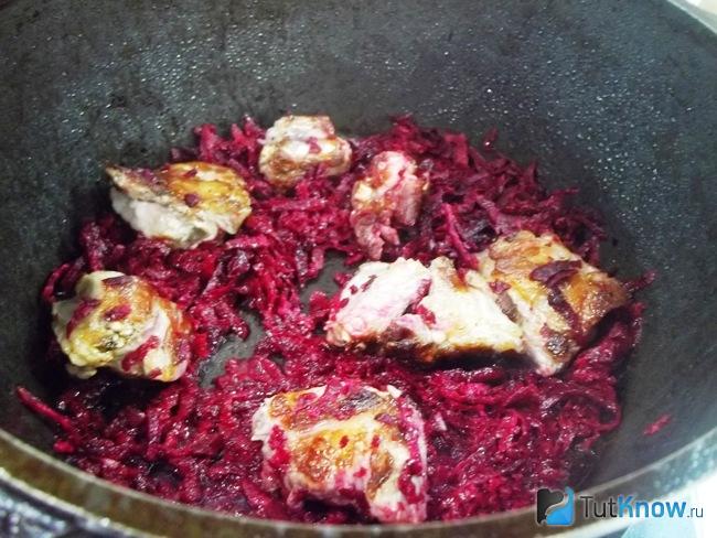 В сковороду добавлена натертая морковь