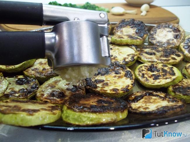 Кабачки жареные на сковороде с чесноком и майонезом и помидорами рецепт с фото