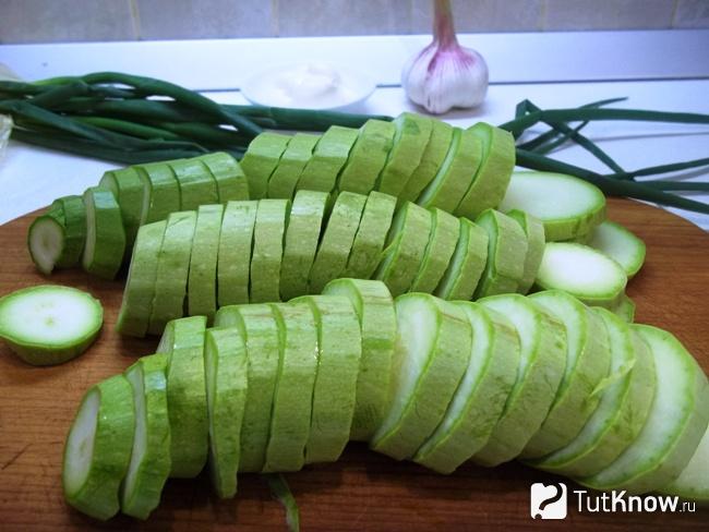 Кабачки нарезаны кольцами