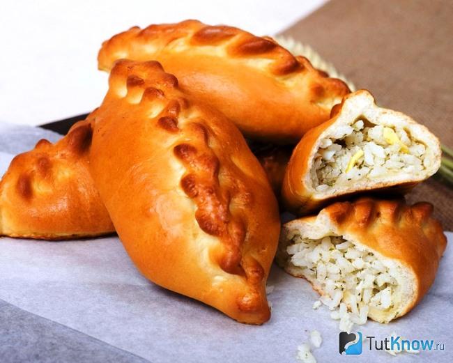 Пирожки с рисом, яйцом и луком