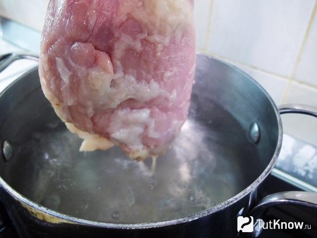 Мясо отправлено вариться в кастрюлю с кипящей водой