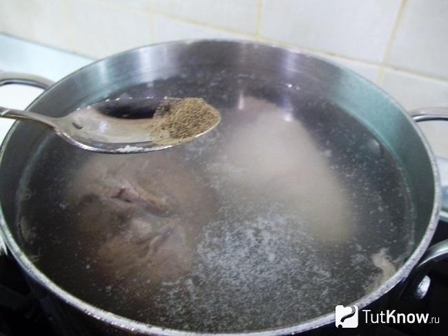 В кастрюлю добавлен черный перец