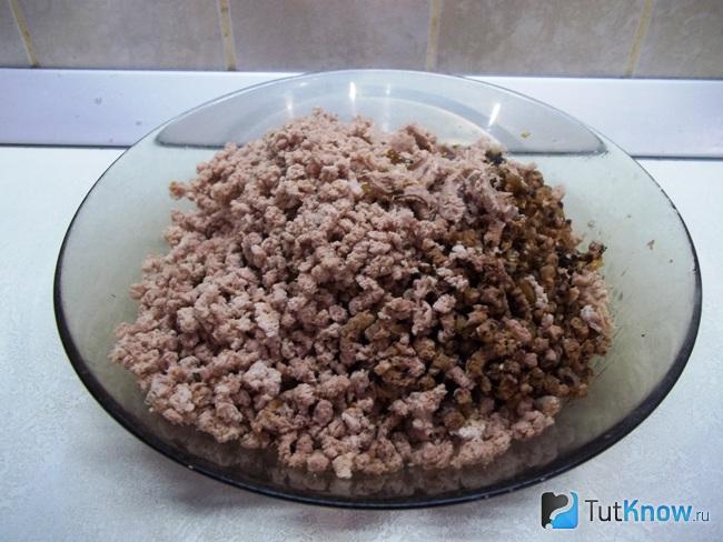 Мясо с луком перекручены