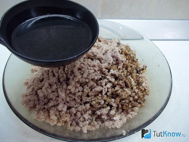 Мясная начинка заправлена бульоном для сочности
