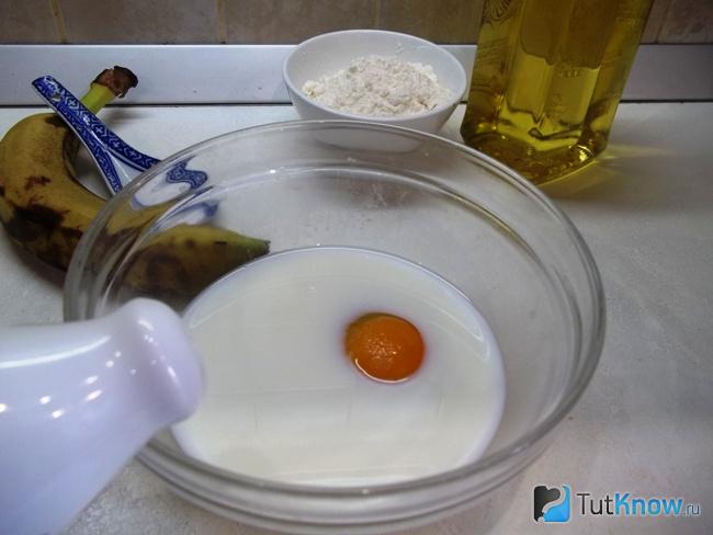 Оладьи молочные без дрожжей, пышные с содой с манкой и кефиром, на молоке и воде, с добавлением дрожжей и соды