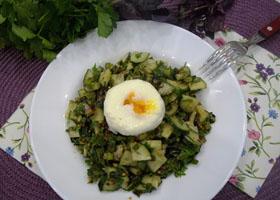 Салат с огурцами, зеленью, семенами льна и яйцом-пашот