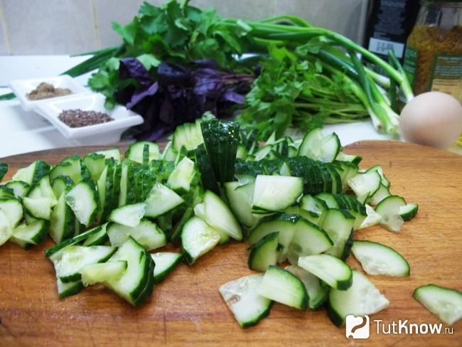 Огурцы нарезаны полукольцами
