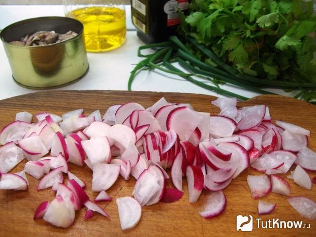 Редис нарезан полукольцами