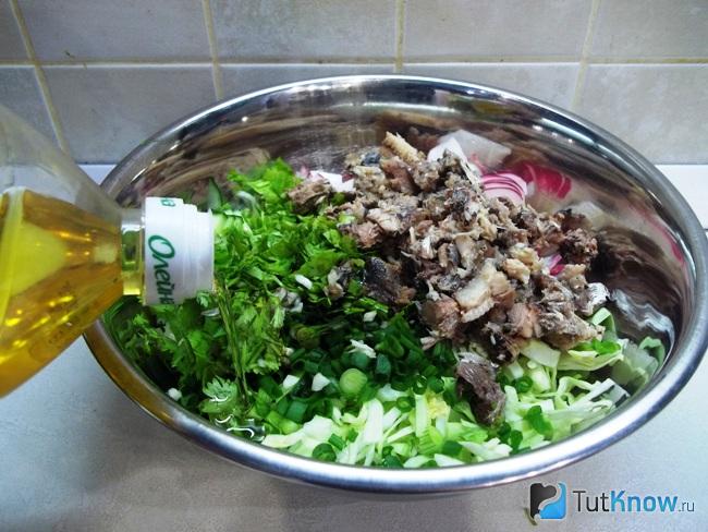 Салат заправлен растительным маслом