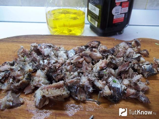 скумбрия извлечена из банки и нарезана