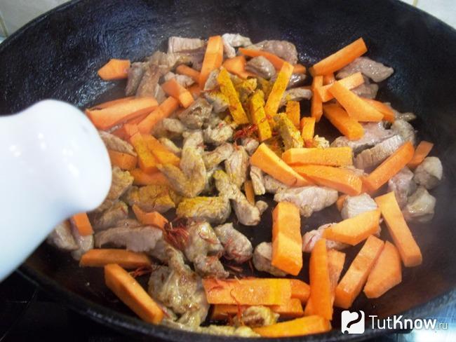 Мясная паста на сковороде с соусом и паста, приготовленная с мясом – отличное блюдо на обед