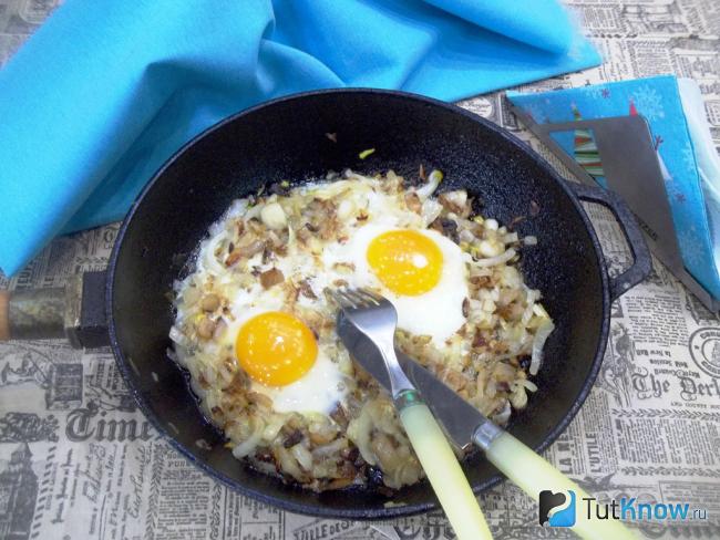 Готовая глазунья с салом и луком