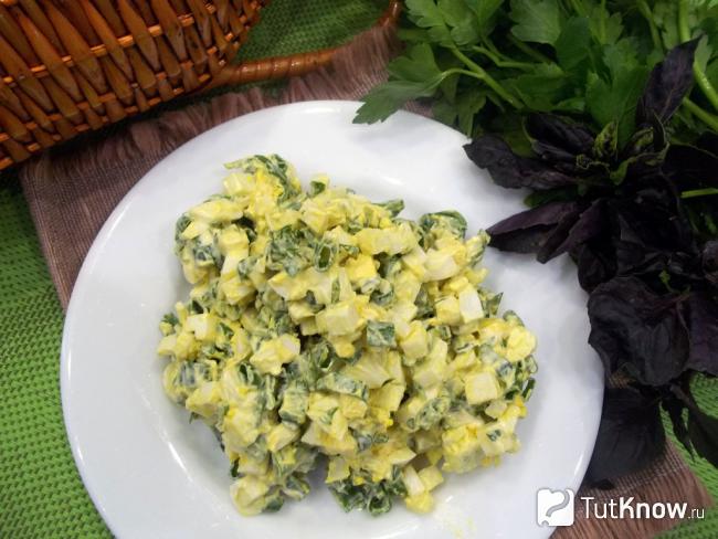Готовый салат из яиц с зеленым луком и кинзой