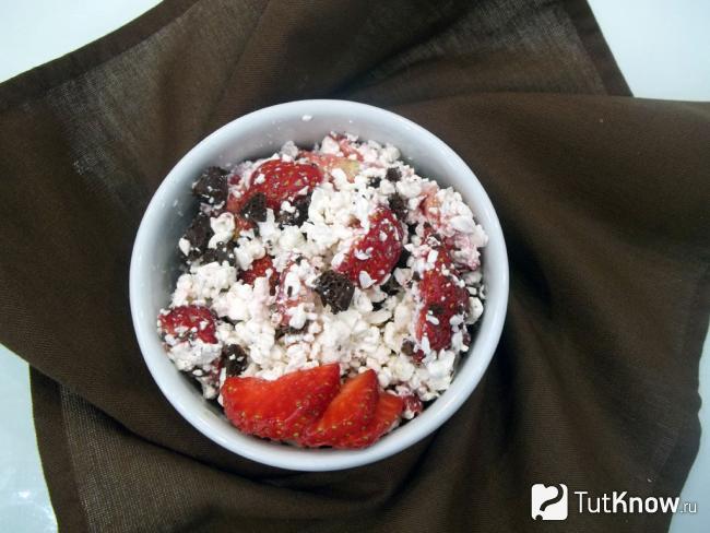 Готовый творожный десерт с клубникой и шоколадом
