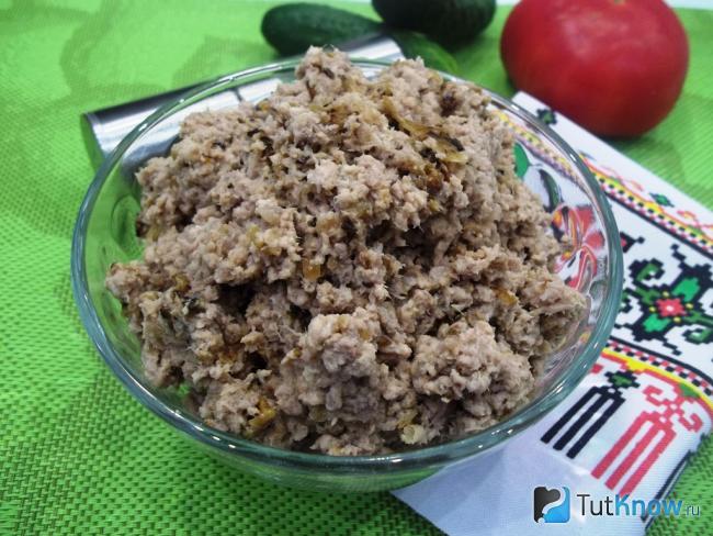 Ароматные и нежные домашние пирожки, пироги, зразы, блинчики, вареники… все любят с большим количеством начинки внутри. В качестве начинки подходят многие продукты, как соленые, так и сладкие. Но одной из самых популярных и любимых для многих является сытная мясная начинка. О ней и поговорим в данном обзоре. Она может быть приготовлена из разных видов мяса, в т.ч. и из их смеси. Например, очень вкусная начинка из 70% свиного фарша и 30 % говяжьего, либо смешанные продукты в равной пропорции. Тогда начинка получается очень сочной и не очень жирной. Хотя можно готовить мясную начинку и из курицы, кролика или индейки. В таком случае она будет диетической, но такой же вкусной и сытной. Некоторые готовят мясную начинку для пирожков и пирогов из свежего сырого фарша, который обжаривают в сковороде. Но, на мой взгляд, такая начинка получается суше, т.к. мясо пересушивается во время обжарки. Поэтому я предпочитаю делать начинку из отварного мяса. Сначала мясо надо отварить, а потом его перекрутить и соединить с другими продуктами. Во время варки они напитывается соком и получается достаточно влажным, сочным и мягким. Именно такой способ приготовления мясной начинки я и подробно расскажу в пошаговом рецепте с фото.