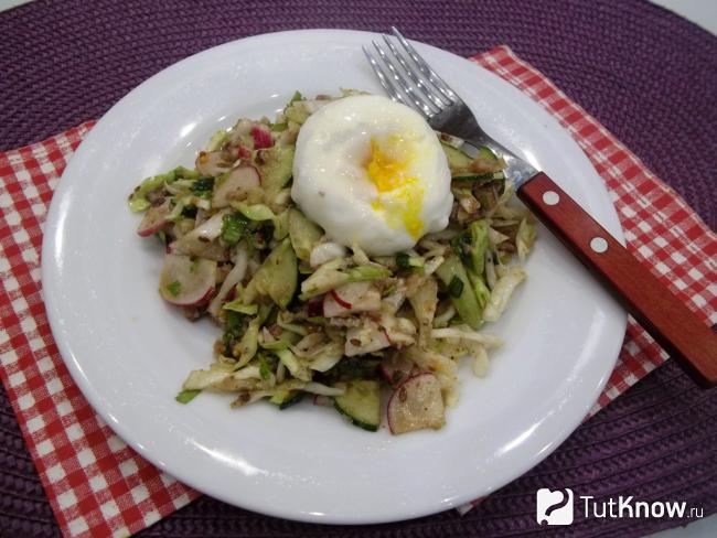 Готовый овощной салат с консервированной скумбрией и яйцом-пашот