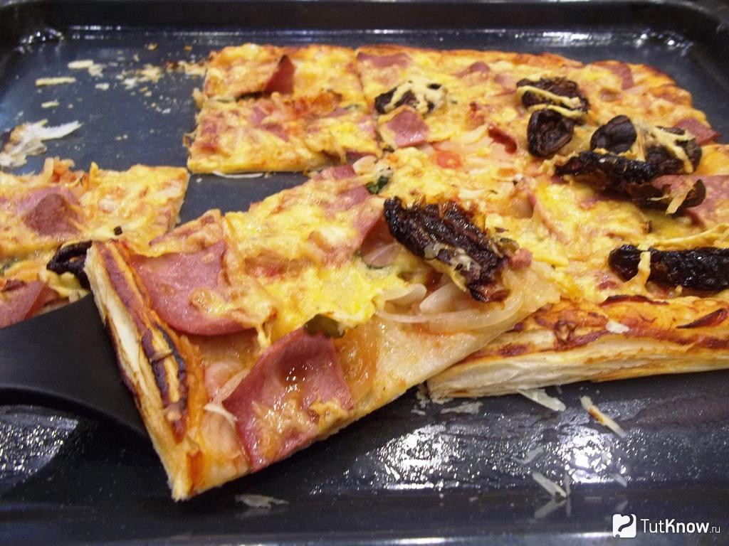Быстрая пицца из слоеного теста с колбасой, сыром и вялеными помидорами .