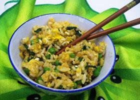 Рис с зеленым горошком, яйцом и соевым соусом на сковороде