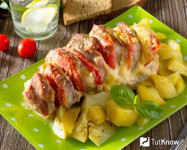 Свинина-гармошка с сыром и томатами