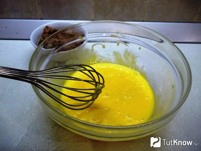 Яйца со сметаной взбиты