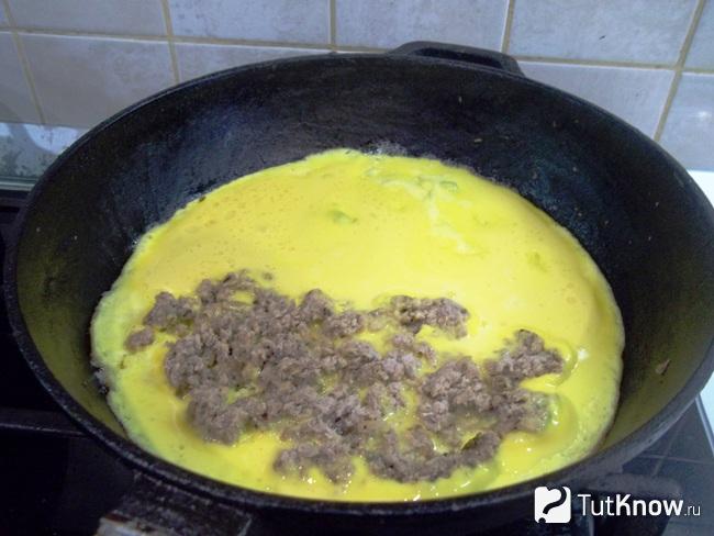 На яичную массу выложен фарш