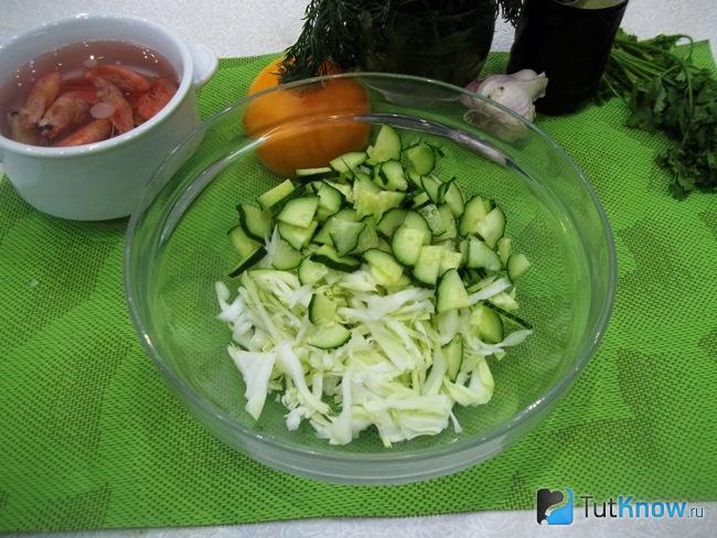 Огурцы нарезаны полукольцами