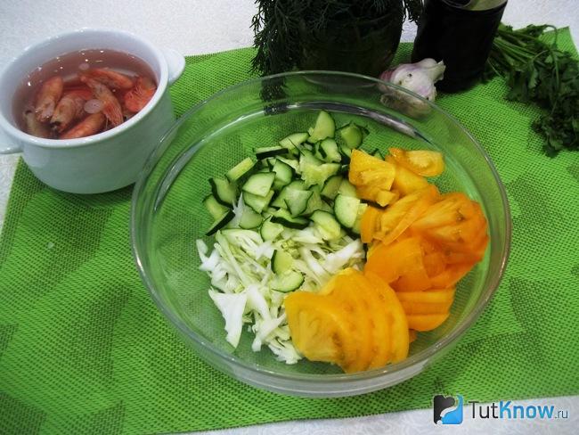 Помидоры нарезаны дольками