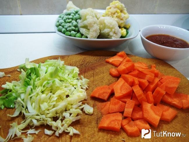 Капуста нашинкована, морковь нарезана дольками