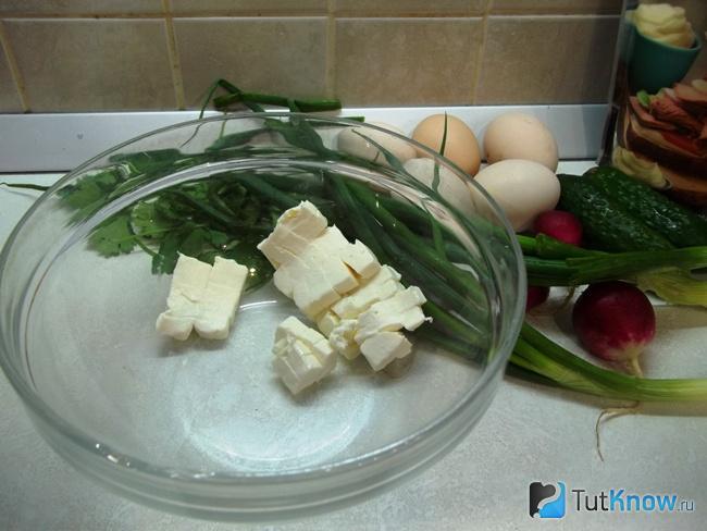 Сыр нарезан кубиками