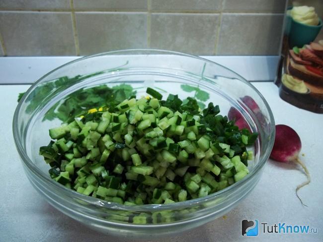 Огурцы нарезаны кубиками