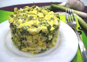 Как приготовить яичный салат с сыром, зеленью, овощами и майонезом