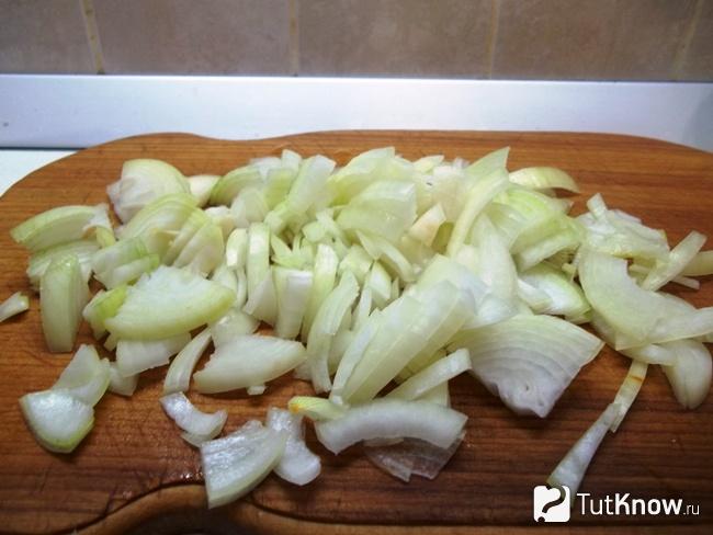 Репчатый лук накрошен