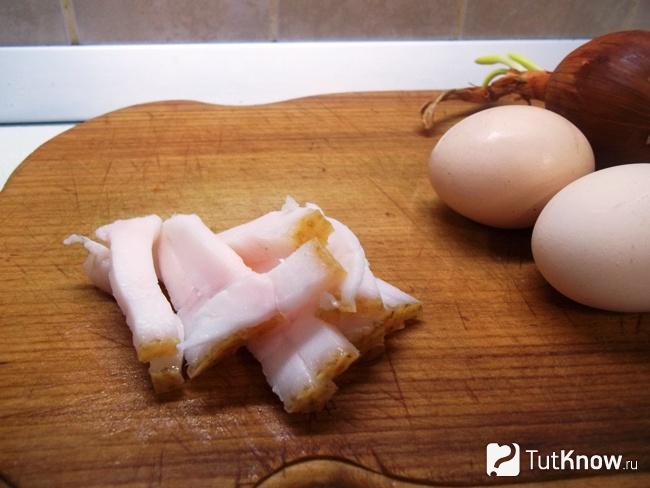 Сало нарезано ломтиками