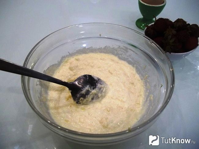 Продукты перемешаны и оставлены на 30 минут для набухания манки