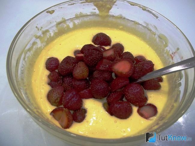 Клубника нарезана дольками и отправлена в тесто