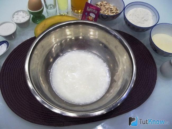 Кефир налит в миску для замеса теста