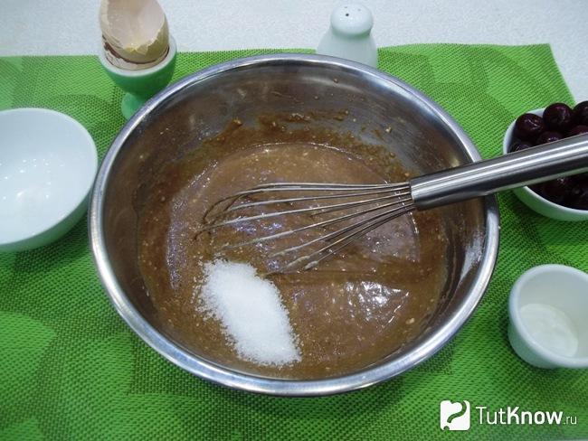 Продукты перемешаны и добавлен сахар