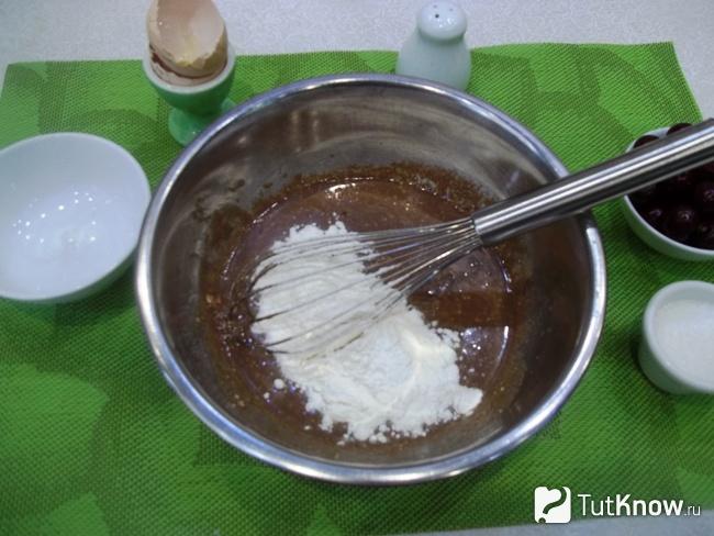 Продукты перемешаны и добавлена мука