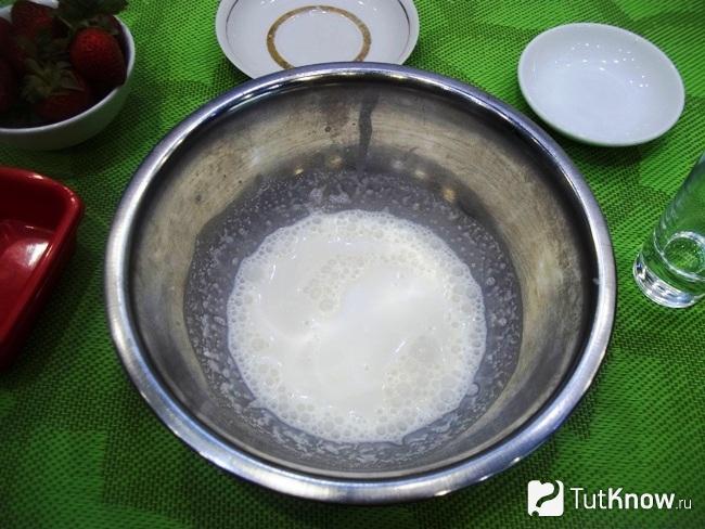 К продуктам насыпана манка