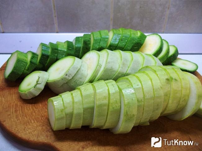 Кабачки нарезаны кольцами