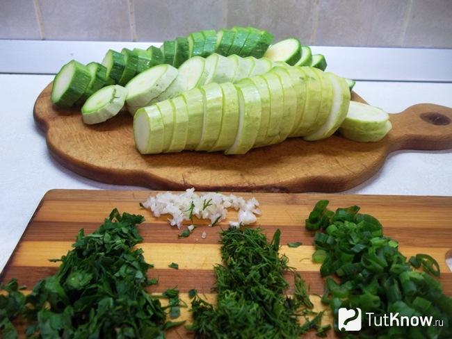 Зелень и чеснок измельчены