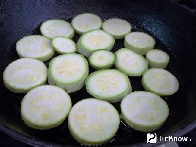Кабачки жарятся на сковороде