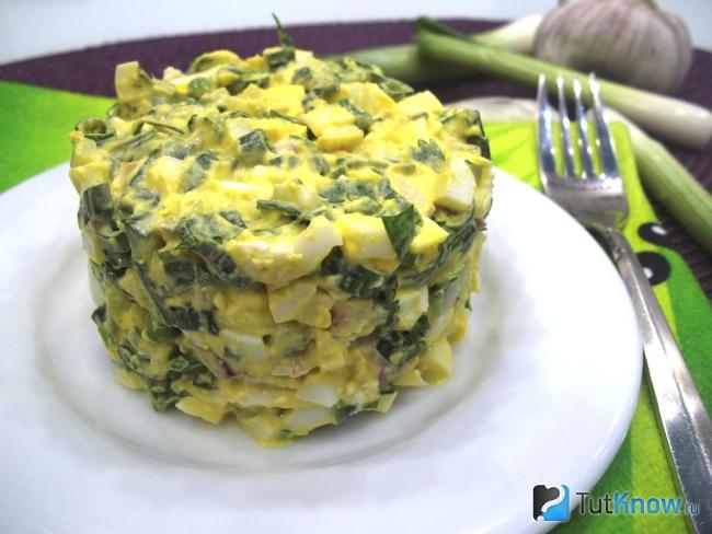 Готовый яичный салат с сыром, зеленью, овощами и майонезом