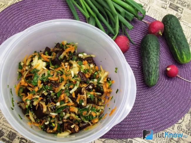 Готовая острая закуска из маринованных баклажанов