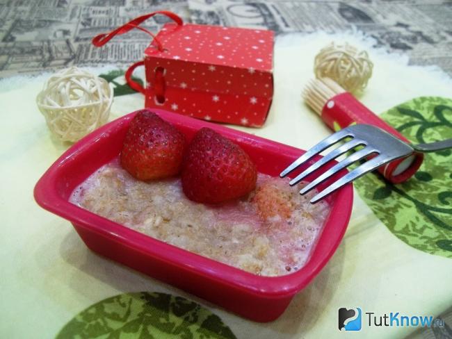 Готовые манники на пиве с клубникой в микроволновке