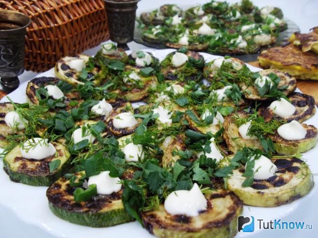 Готовые жареные кабачки с чесноком и зеленью